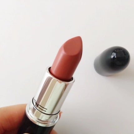 ラスターガラス リップスティック ハグ ミー(※既存色リニューアル)/M・A・C/口紅を使ったクチコミ(3枚目)