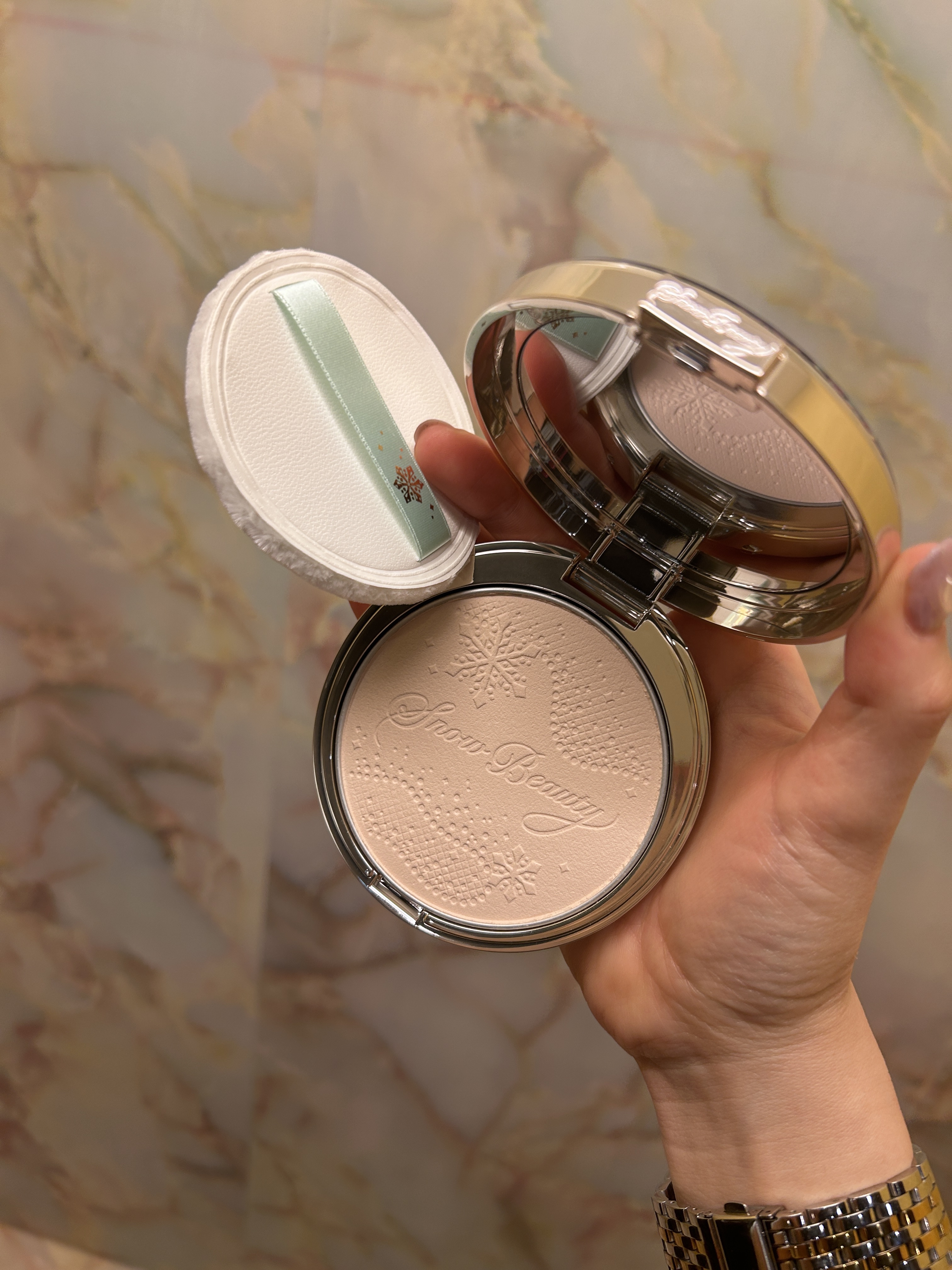 2024夏は
日焼け止め、コンシーラー、これで完璧！！

塗るだけでアプリで加工したみたいな
ぽわーっとした肌になる！

スキンケア成分も配合で嬉しい限り☺️

スノービューティー ホワイトニング スキンケアパウダー

 #ビジュ優勝コスメ