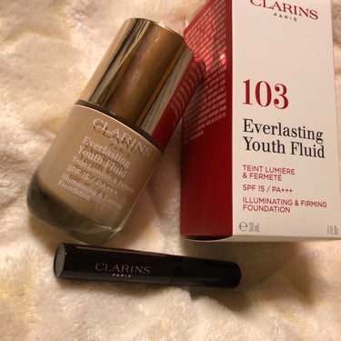 CLARINS
エヴァーラスティング ユース フルイド103
6.000円＋税

乾燥知らずのリキッドファンデです。
自然なツヤ感を出してくれて、厚塗り感とかは全くなく、肌悩みも自然にカバーしてくれます