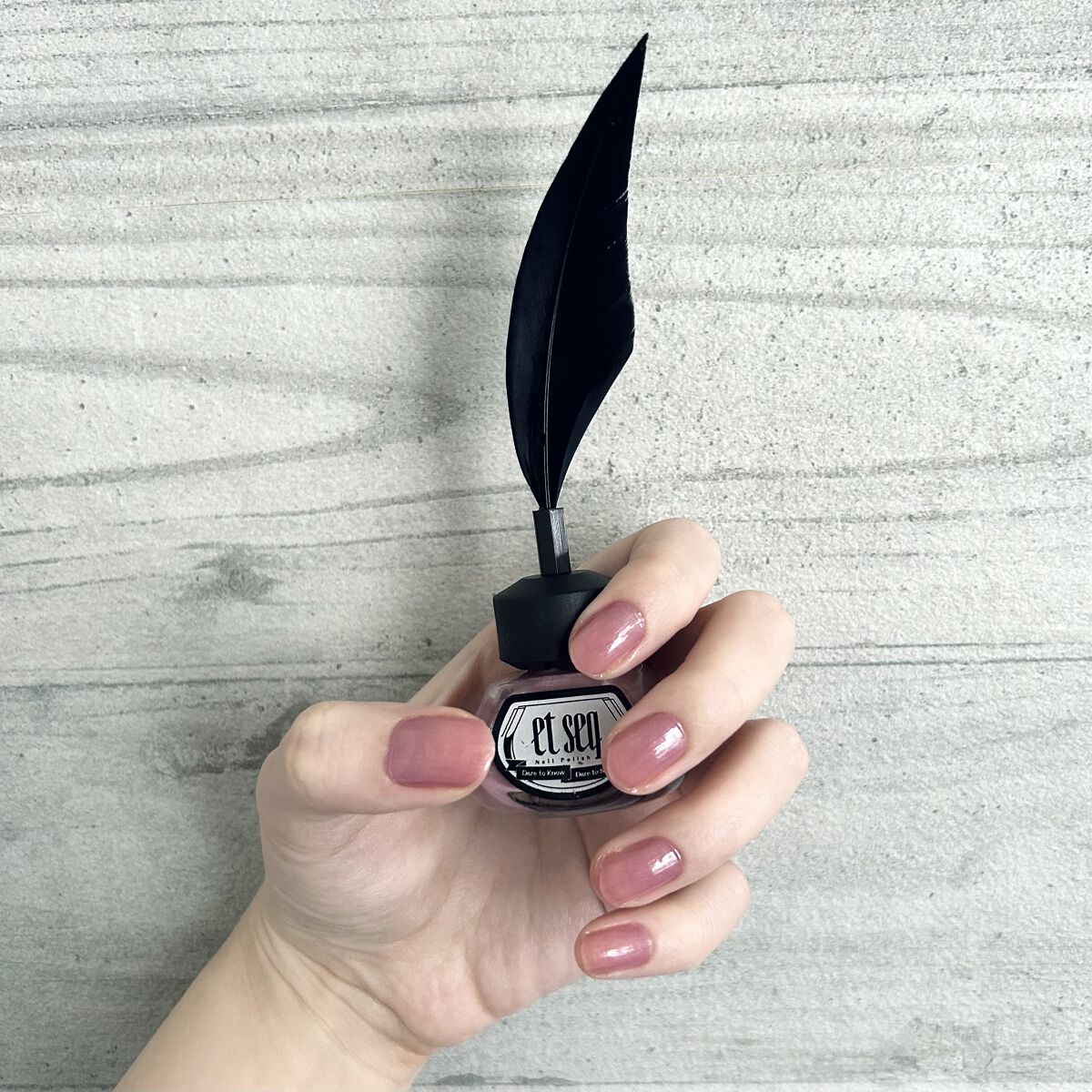 バレンタインネイルです！🌷
柄物の服を最近よく着るのでネイルは逆にシンプルにしました(?)

カラーは et seq.  #羽根ペンネイルポリッシュ のLW1875 ジョー・ベア- Married Women -です。
羽根ペンネイルポリ