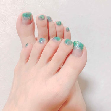 
夏に向けてフットネイル💅🏻

儚げ涼しげ透け感いい感でぃ◎

100均ネイルなので3つ使っても300円！
透け感サイコウ🌟

緑×青の組み合わせが好きなので
オキニネイルになりました😋