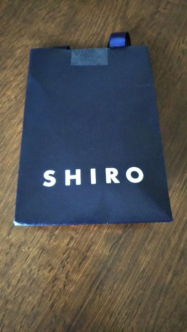 shiro  ジンジャーリップスティック　9102
カッパーブラウン🌰🍊　明るいオレンジブラウン。柿色。　高発色でセミマット!　きちんと保湿すれば
乾燥しないし唇は荒れない!　色が落ちにくい。
直塗りし