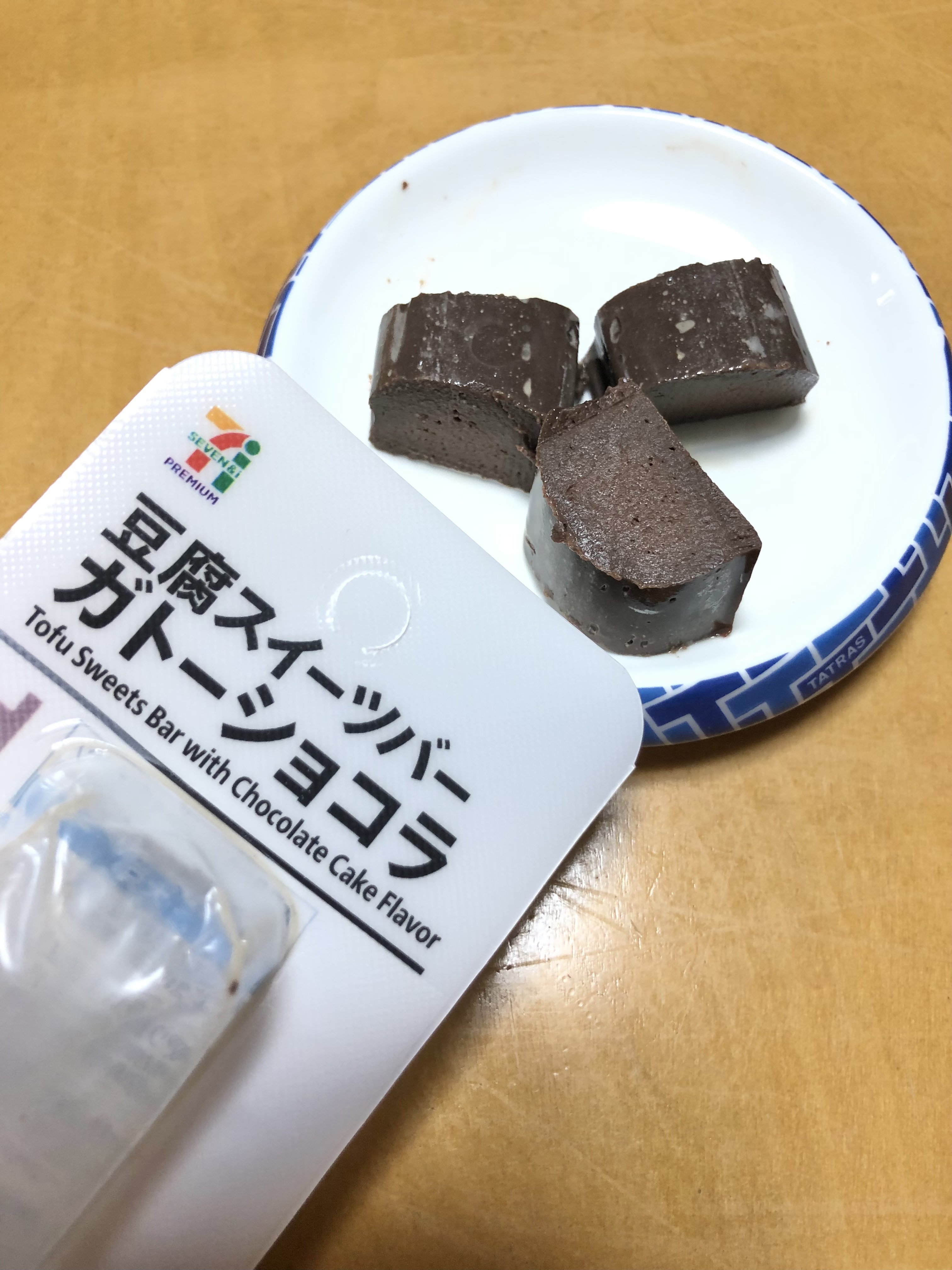 ダイエット中でも
どうしても甘いもの食べた〜い😱😱
ってなったときに、
この豆腐ガトーショコラほんとオススメ‼️

セブンイレブンとかヨーカドーにあるよ。
200円くらい

1本食べても80カロリーだし
タンパク質も6グラム取れる。
脂