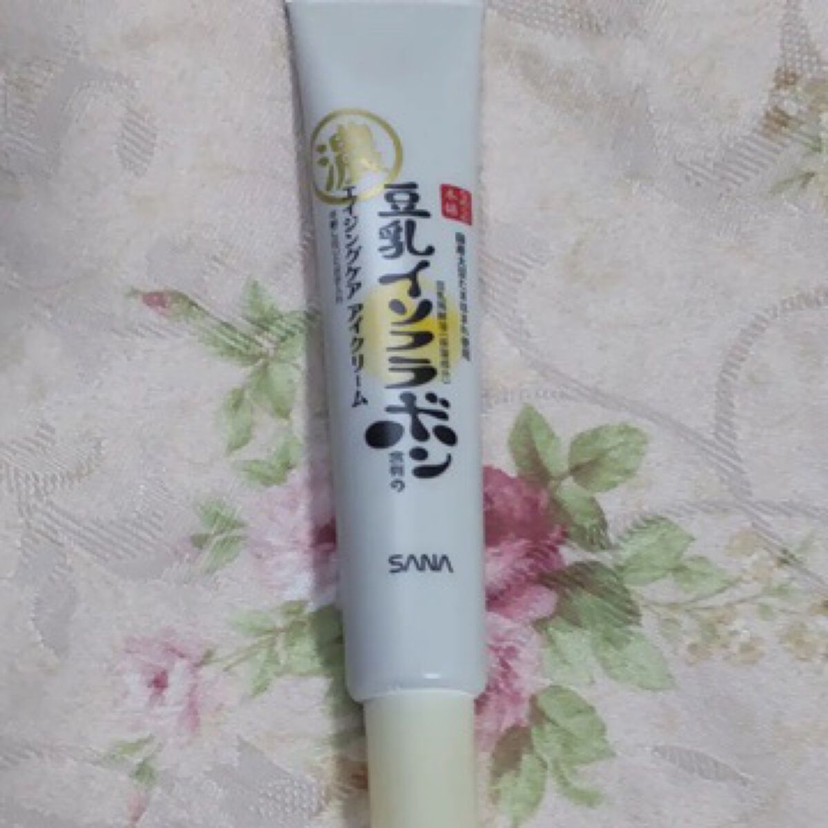 なめらか本舗
リンクルアイクリームN
1045円（税込）

クリームは色は白い感じです。
ちゃんと固さは
あるけどツルンとした感触のような
気がします。

スッと肌に馴染んで塗りやすく
感じました。

私はスキンケアの最後に使っています。
