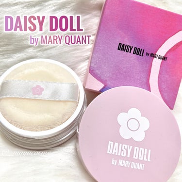 素肌感♡しっとりさらっとトランスルーセント！
ーーーーーーーーーーーーーー
DAISY DOLL by MARY QUANT
LOOSE POWDER
ーーーーーーーーーーーーーー
01 
透明感のある素肌っぽさを演出するトランスルーセント

ソフトなつけ心地で、肌をふんわりと包み込むルースタイプのフェイスパウダー。
粉っぽさがなく肌に溶け込むように馴染んでくれます。

ネットシフター採用で細かい網目から均一に粉をとれちゃいます！

細かいラメ入りで肌を艶やかに。
ギラつかないラメ感が美しい…♡

付属のパフもふわっふわで肌あたりが気持ちいい！

今回01以外に02,03番となりたい肌の質感で選べる3種類展開！
気になる方はぜひチェックです♡

#デイジードール #ルースパウダー #フェイスパウダー  #買って後悔させません  #秋のガチ盛れメイク  #新作コスメ報告会  #動画でスウォッチ の画像 その0