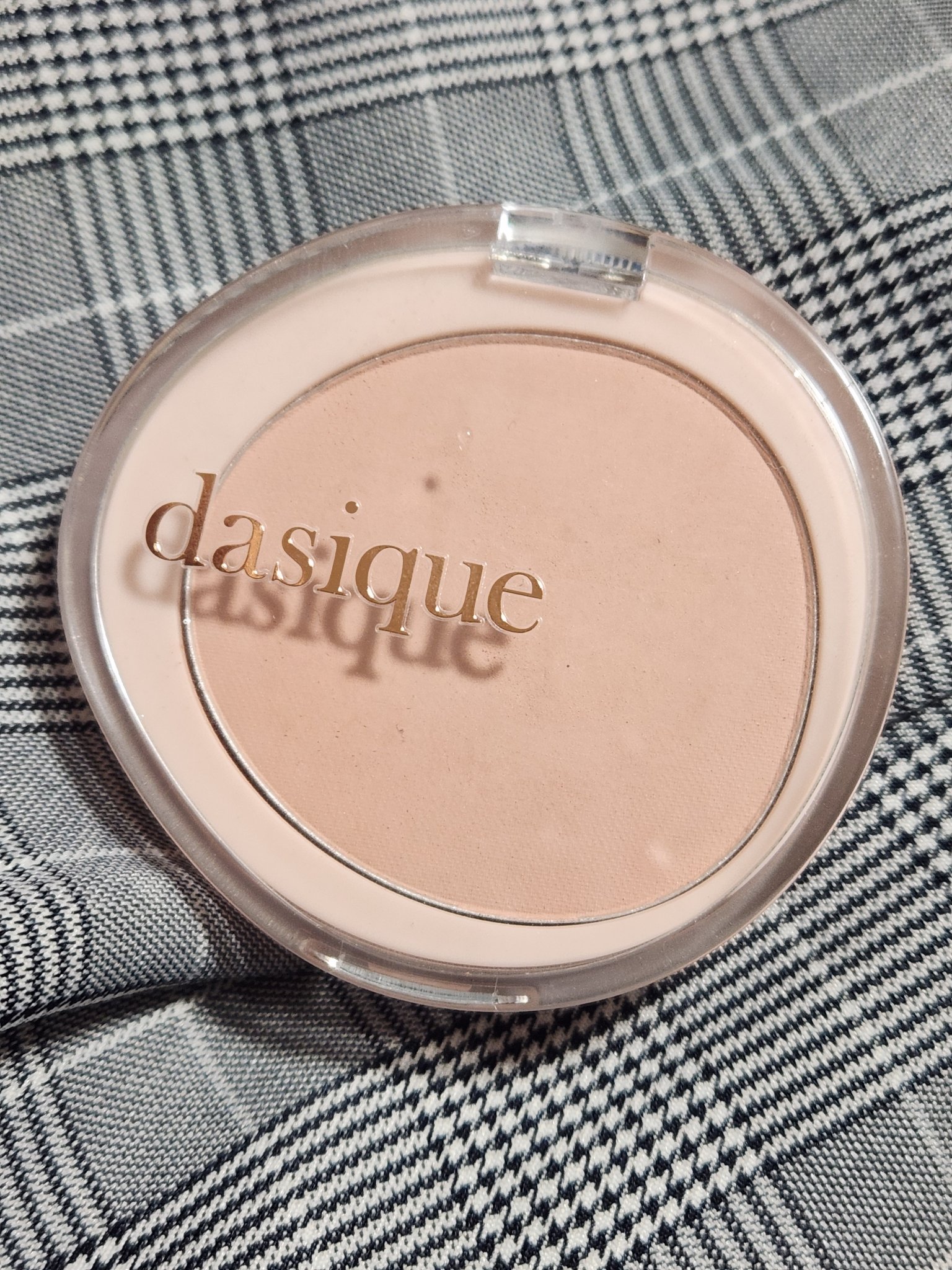 これこそナチュラルピンク！dasique、ソフトブラーチーク、08ロージームード

粉もさらさらで塗りやすいし、落ち着いたはだ馴染みのいいピンクで良かったです！
08ロージームードは、肌が少し黒めの人の色にニュートラルなピンクを混ぜたような