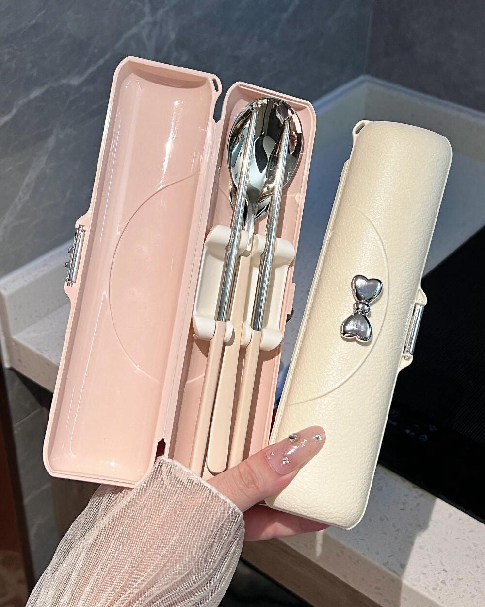 伊藤 ミオ on LIPS 「(第9弾)新居への引っ越し後100個目の宅配便:妖精専用の食器..」(2枚目)