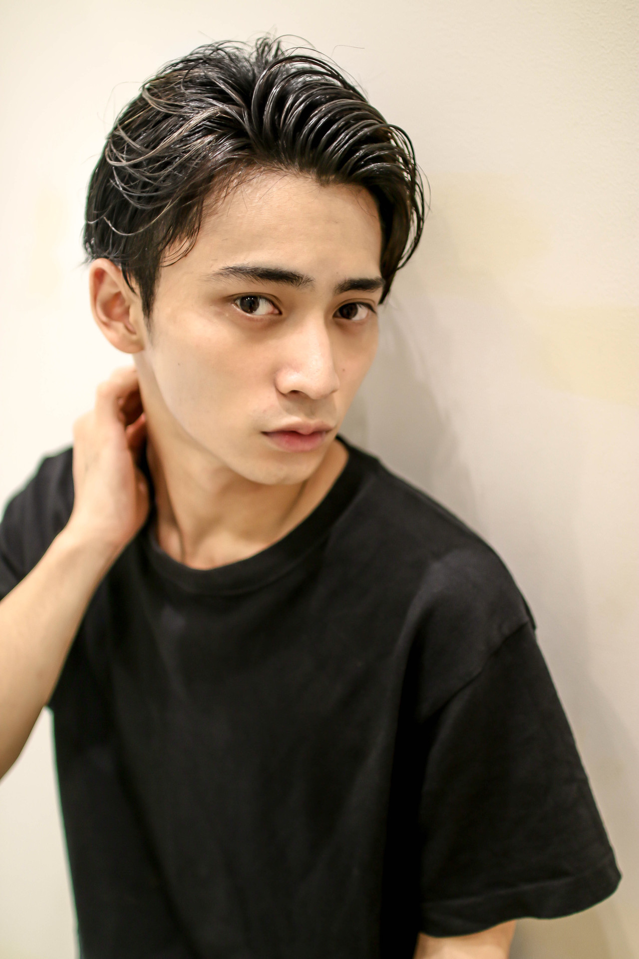 前髪をかきあげたメンズヘア