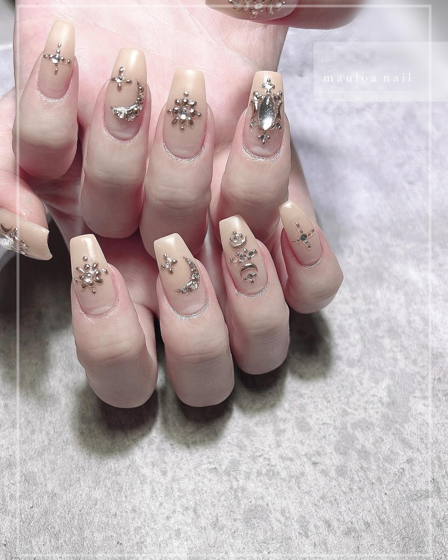 #海ネイル,#ネイル,#アートネイル,#ハワイアンジュエリーネイル,#ミラーアートネイル,#サンドネイル,#フレンチネイル,#太陽ネイル,#ミラーネイル,#手書きアートネイル,#サマーネイル,#波ネイル,#ミラーネイル,#シルバーアクセネイル,#春ネイル,#天王寺ネイルのネイルデザイン