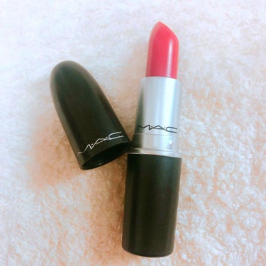 🌼M.A.C リップスティック🌼

友達が使ってて可愛かったんで
MACの口紅デビュー💄

カラーはロシアンレッド（RUSSIAN RED）

発色はさすがにすごい良い！
濃いめにつけると赤だけど
青み