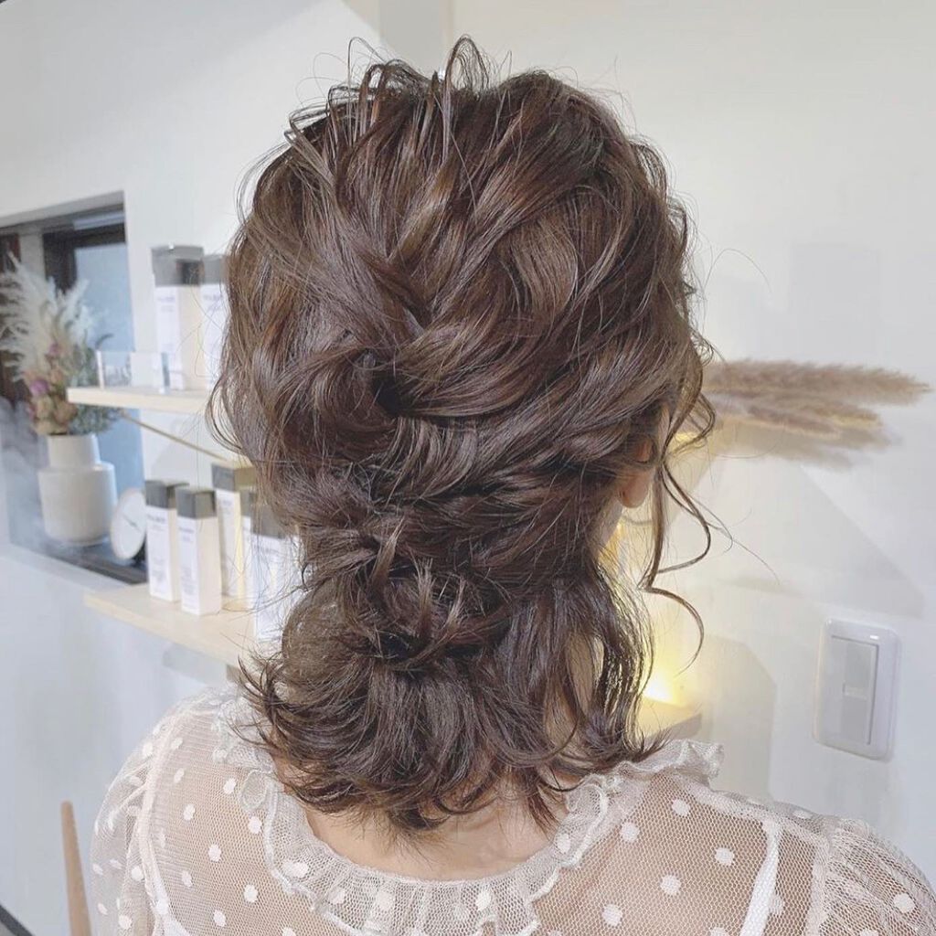 hibiai on LIPS 「.結婚式ヘアアレンジ♡編み下ろし、ハーフアップver.です😊✨..」(4枚目)