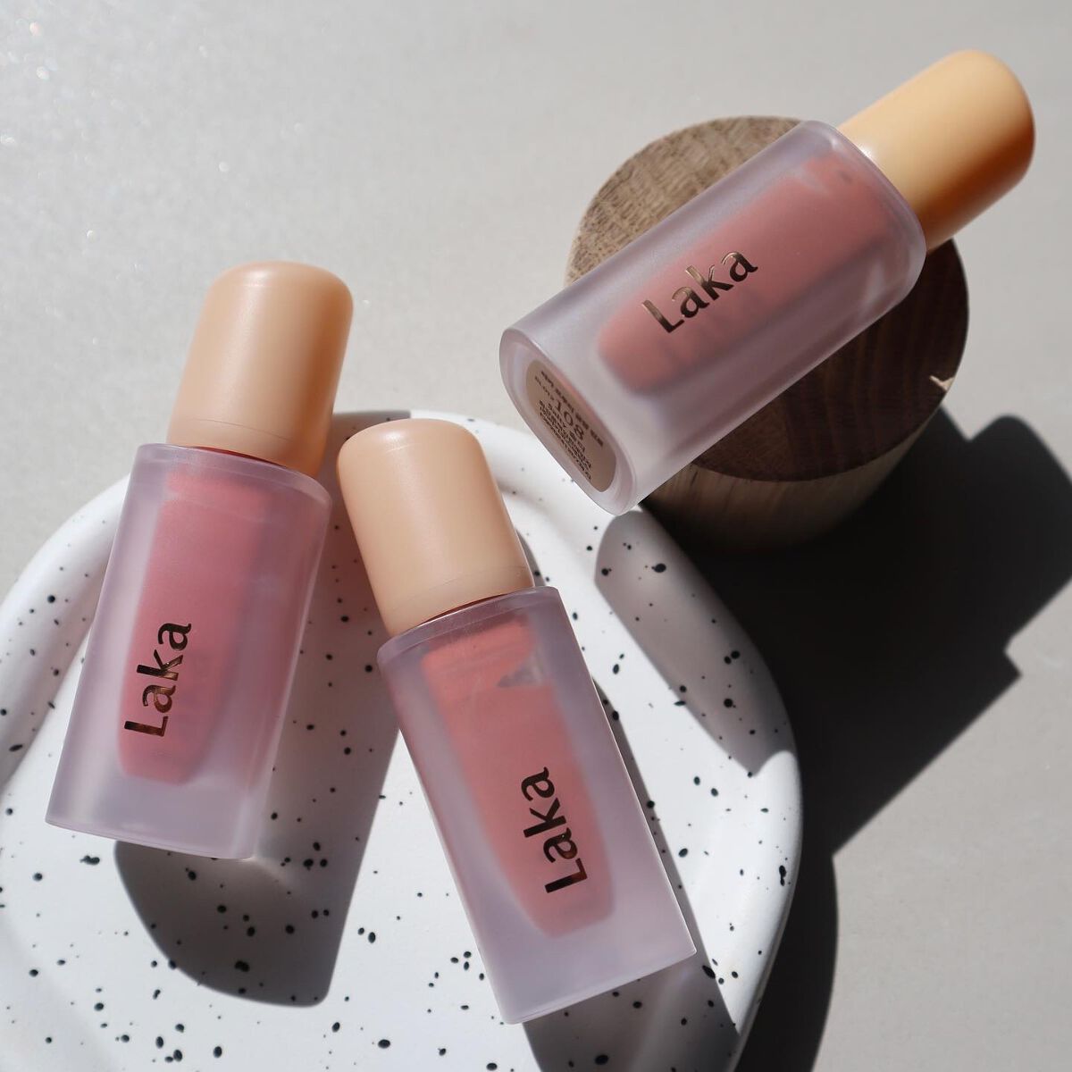 
#フルーティーグラムティント
#Qoo10メガ割購入品

111メロウ
青みのピンク

103ハミング
コーラピンクベージュ

108ソルティ
オレンジブラウン

ティントなので実際つけると
どれも赤み出てきました

艶タイプだけど馴染む