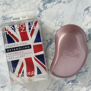 【ソフトタイプと使用感比較】

TANGLE TEEZER

ザ・オリジナル ノーマル
シャンパンロゼ


・ソフトより硬めで力を加えやすい
・頭皮に当たると刺激になりやすいかも
・水洗いOKで衛生的◎


私はアトピーで頭皮が敏感なので、
ソフトの方が柔らかくて使いやすいと感じました。


敏感肌の場合は注意かもしれませんが、
特にトラブルがなければ
問題なくお使いいただけると思います◎


あとは好みの違いもありそうです。

私の場合、髪を梳かすのも
ソフトの方が やや滑らかな気がしました。


硬めが好き、髪も頭皮もそんなに気にならない等
→ノーマル

柔らかめが好き。髪が細い、頭皮の刺激を避けたい等
→ソフト

というのが個人的な印象です🤔🫶



#タングルティーザー #ヘアブラシ #ヘアケアの画像 その0