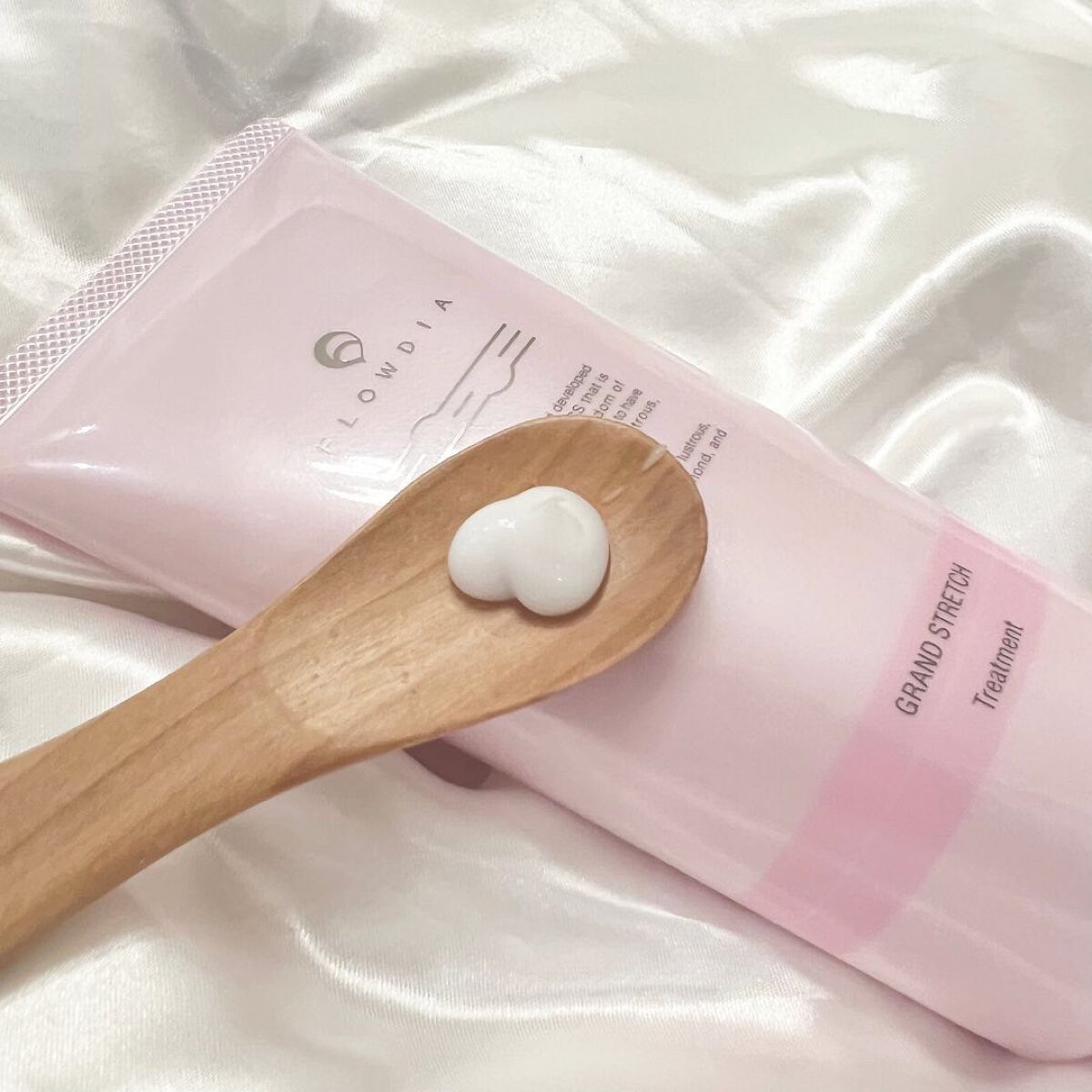 FLOWDIA フローディア トリートメント グランストレッチのクチコミ「♡FLOWDIA
♡トリートメント グランストレッチ

年齢を重ねた髪の複雑な
エイジング現象.....」（2枚目）