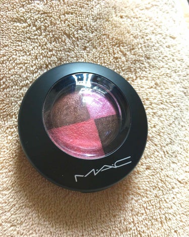 🌷MAC
     ミネラライズアイシャドウ

捨て色がなくとても可愛かったので
購入しました♩

ただ、見ての通り
かなりラメ飛びします。。
そして、発色も
かなり優しめです。。

光に当たればなんと