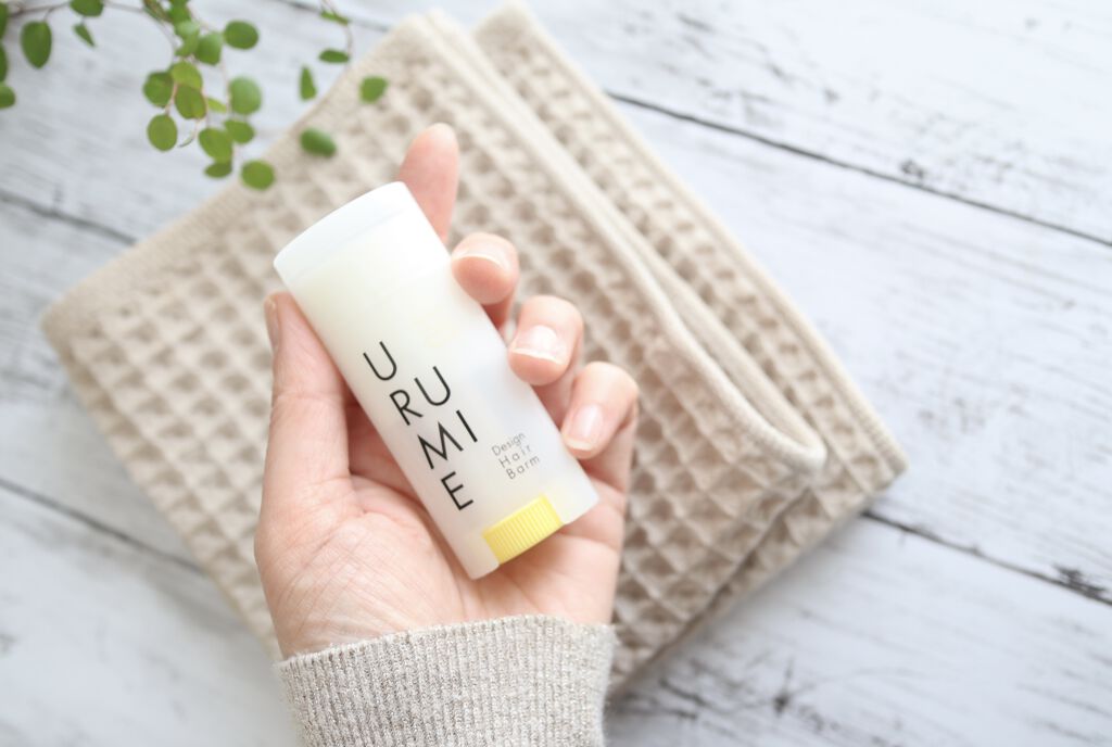 URUMIE デザインヘアバーム レモングリーンのクチコミ「くるくる回して、スティックのりみたいに出します。
フレッシュなレモングリーンの香り。

.....」（2枚目）