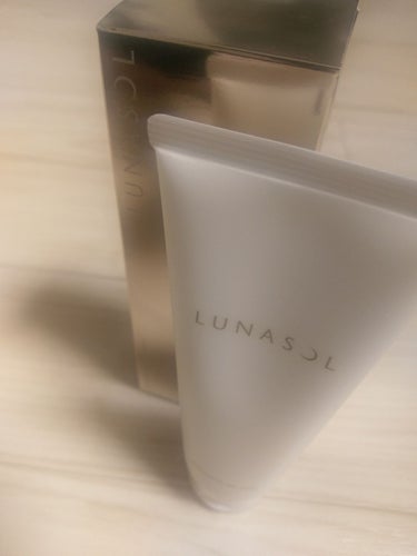 LUNASOL初購入品

スムージングジェルウォッシュ

毛穴の汚れが溶けてなくなると聞いて

一応荒れないか試したくてサンプル無いか聞いたら、サンプルはないけど在庫はあるぞっていわれたから買っちゃった