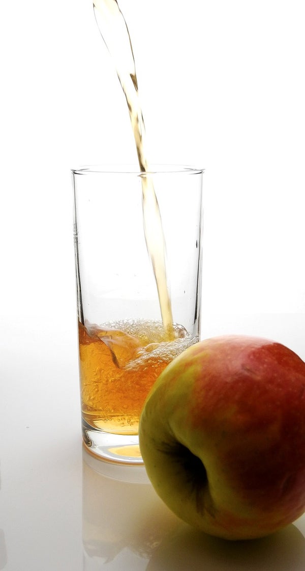 注がれる飲み物、りんご
