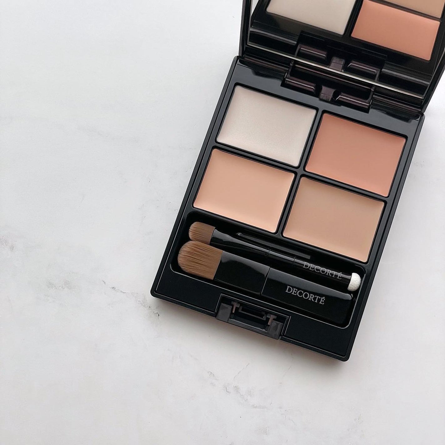 濱田あおい on LIPS 「..ずーっと明るい色が発売されるのを待っていたコスデコのコンシ..」(1枚目)