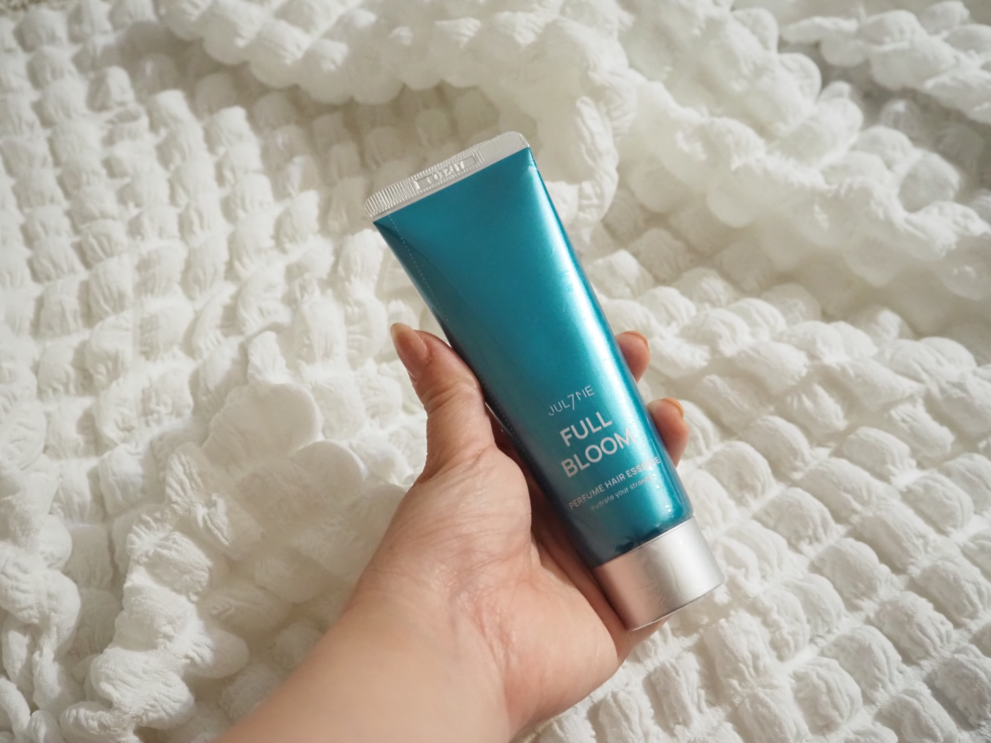 まるで香水のような香りを一日中楽しめる、新感覚ヘアエッセンスということでSNSで見かけて気になっていた『ジュライミー フレグランスヘアエッセンス』。

手にとってみると、キラキラしたパッケージでかわいい。

青リンゴとジャスミンのフルーティ