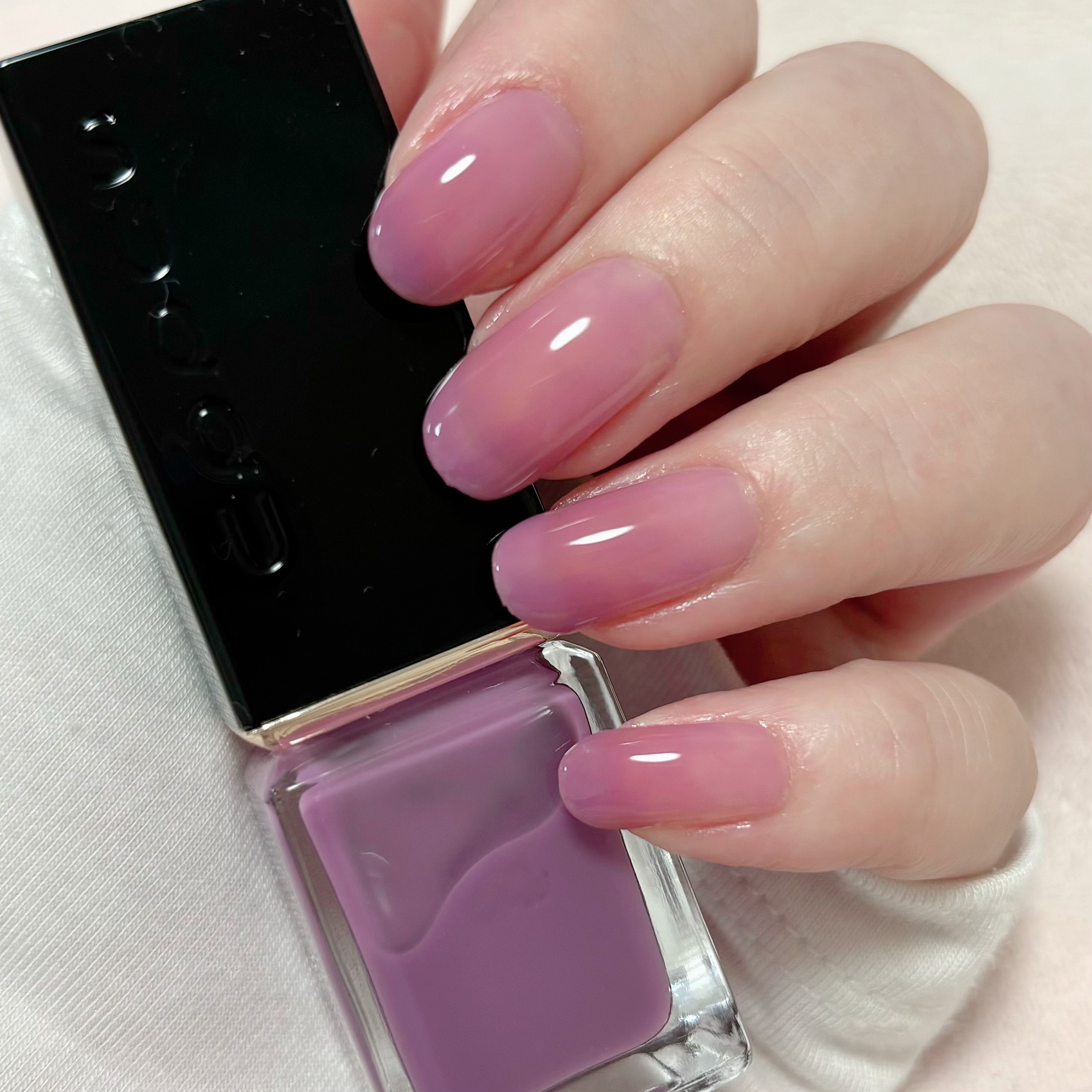 グロッシーネイルカラー A 02 ミルキーライラック/デュカート/マニキュアを使ったクチコミ（1枚目）