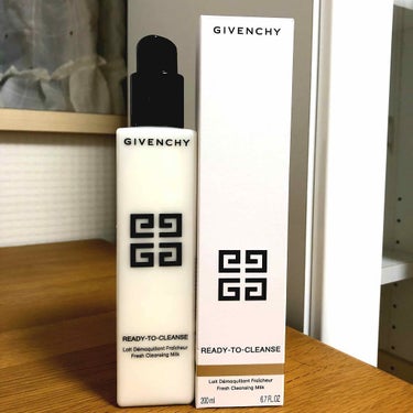 デパコスレビュー連投 part2✨
1枚目: Givenchy レディ トゥ クレンズ ミルク
2枚目: Givenchy クリーン ウォーター プルーフ リムーバー
【↑ クレンジングミルク】
200