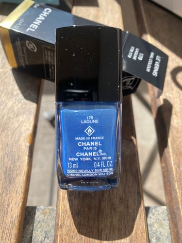 CHANEL ヴェルニのクチコミ「💙CHANEL💙ヴェルニ💙179ラグーン

鮮やかで海のようなブルー✨️

💙製品説明🐋🤍

.....」（2枚目）