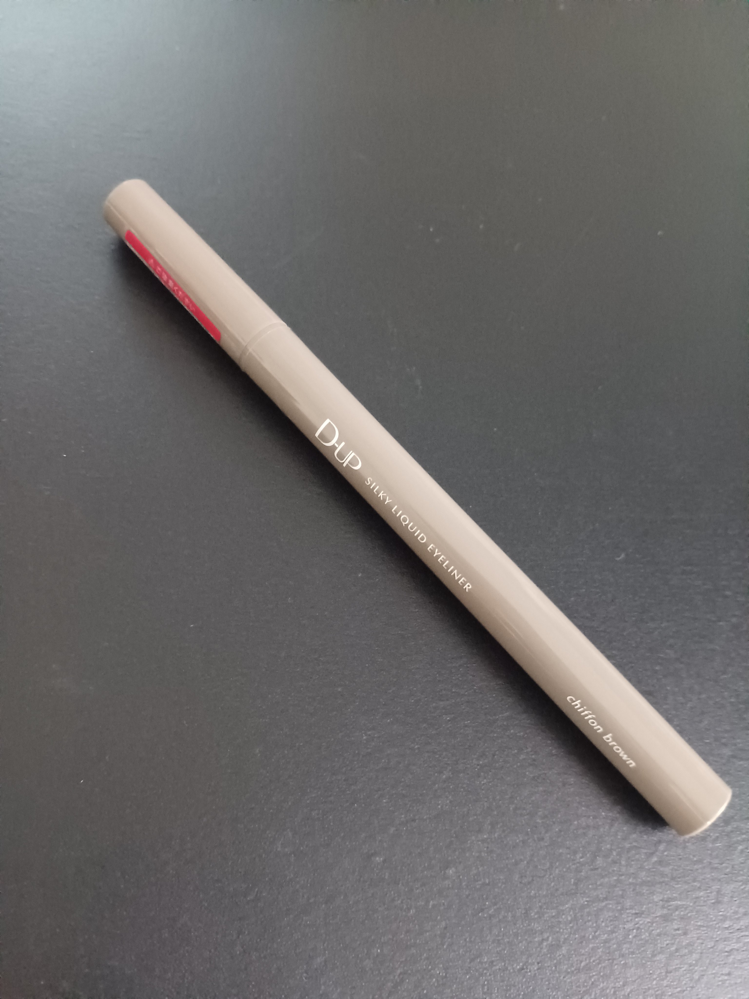 #D-UP　#シルキーリキッドアイライナーWP　#シフォンブラウン

リピートしました！
2本目です。
こちらのアイライナーの色が絶妙で、丁度良く目力をUPしてくれます。

黒や茶色よりも色味が柔らかくて曖昧な感じが好み♥️

ないと困るや