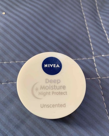 NIVEA(海外) リップバターのクチコミ「保湿と言ったらニベアだなあ
リップも裏切らない
濃厚さで朝までしっかりカバー
重くない蓋をして.....」（1枚目）