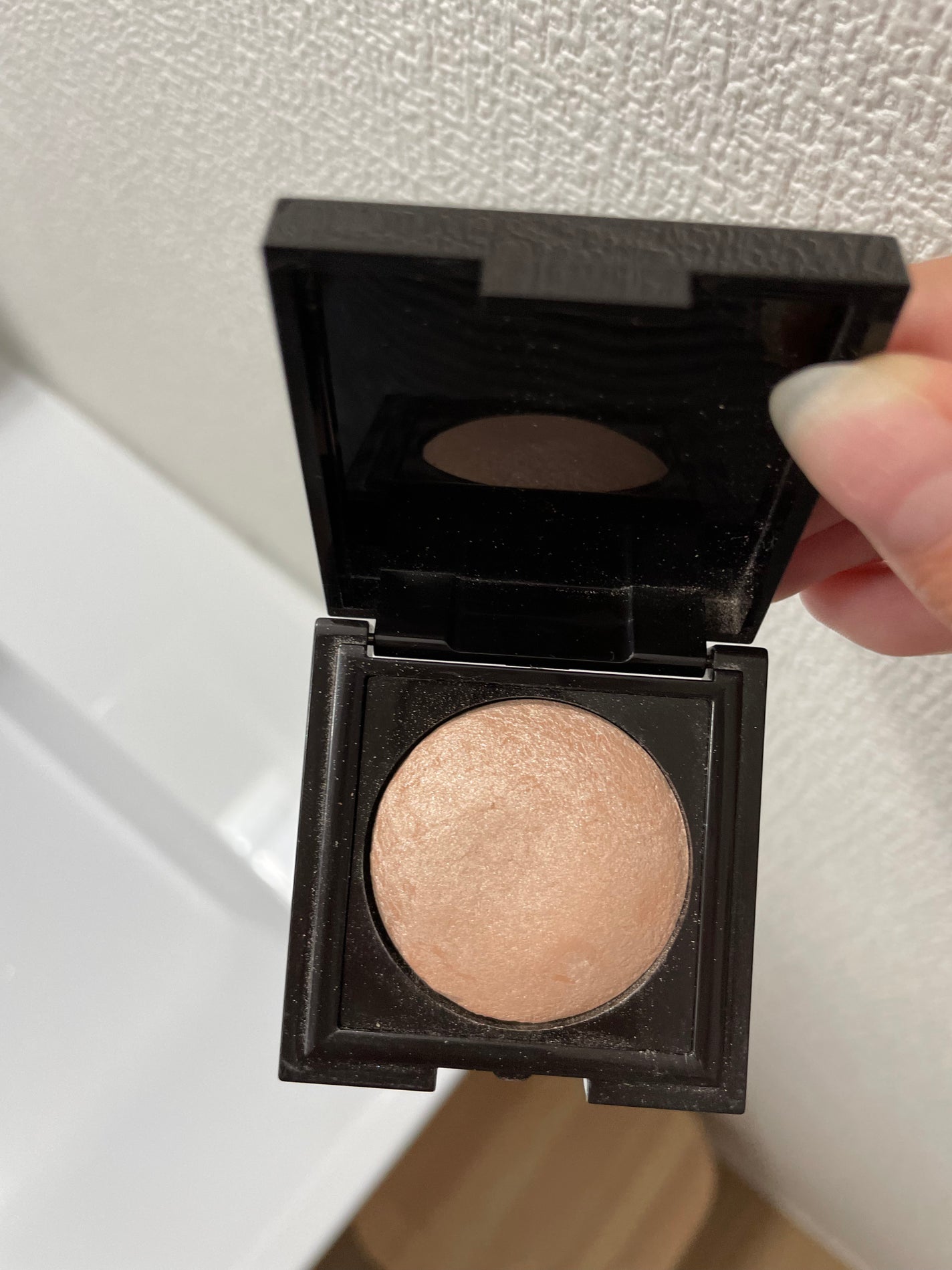 マットラディアンス ベイクドパウダー ハイライト01/ローラ メルシエ/パウダーハイライトを使ったクチコミ(1枚目)