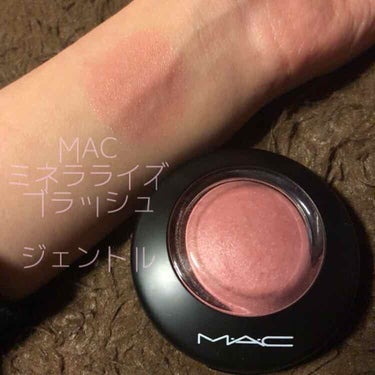 ✩MAC ミネラライズブラッシュ 
             ジェントル
   ゴールドパールが輝くラズベリー

△▼△▼△▼△▼△▼△▼△

じっくりと窯で焼かれたパウダーが、
驚くほどシアーで軽いつ