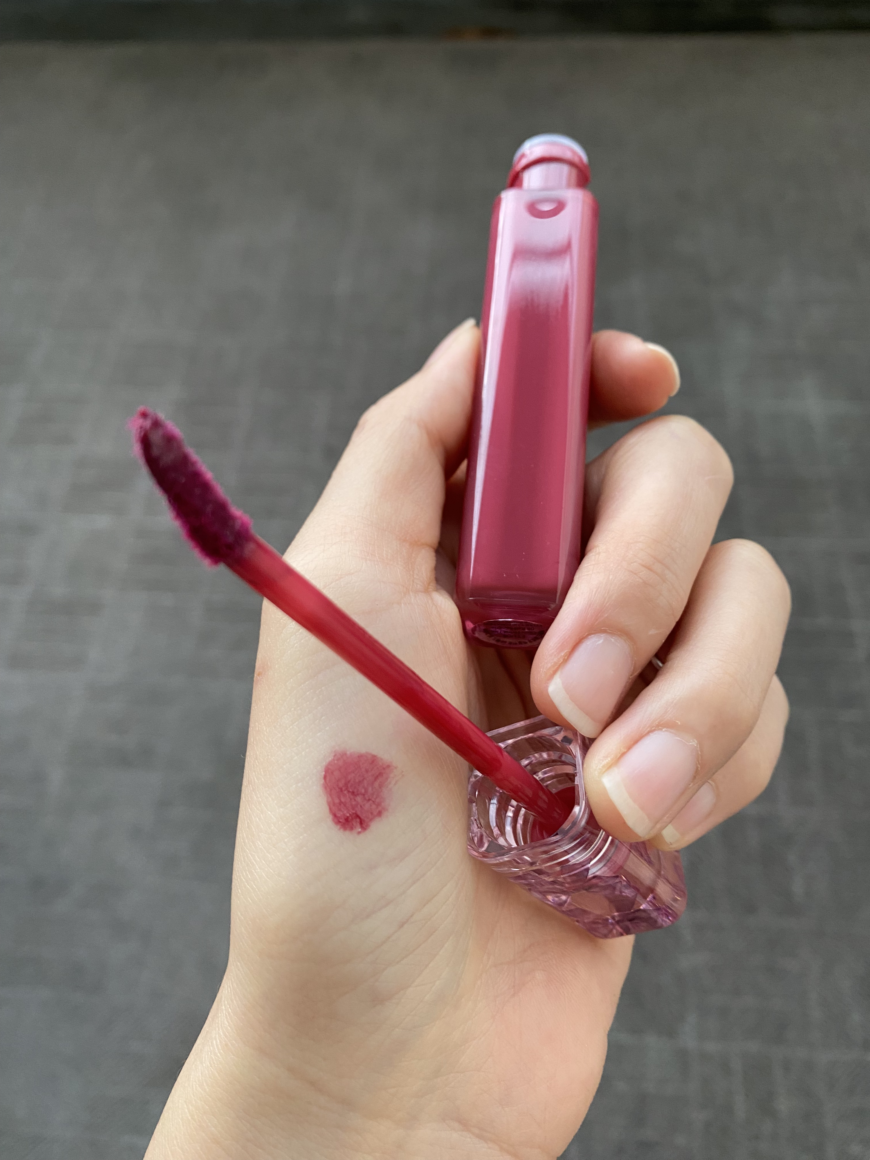 グロウ フィクシングティント レッドサングリア/ETUDE/リップティントを使ったクチコミ（3枚目）