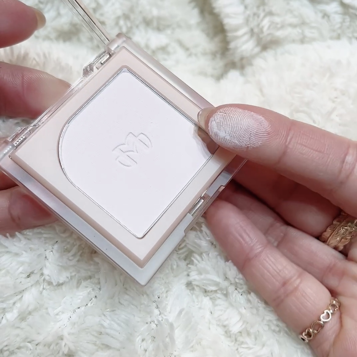 フラッターブラッシャー 00 シースルーベール/mude/パウダーチークを使ったクチコミ（3枚目）