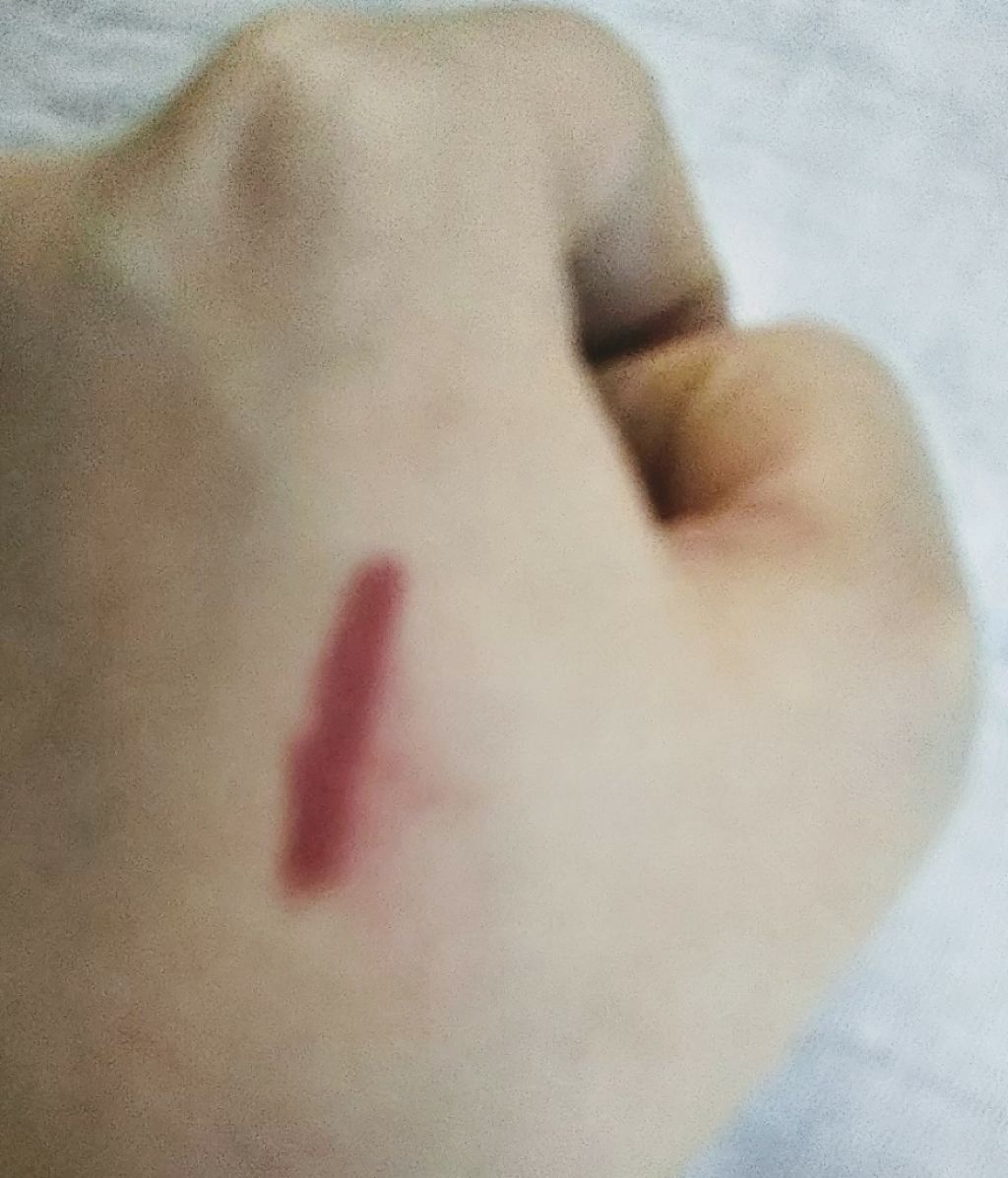 みるこ on LIPS 「初投稿です。マットで落ちないリップを探していた所、ロフトにてこ..」(2枚目)