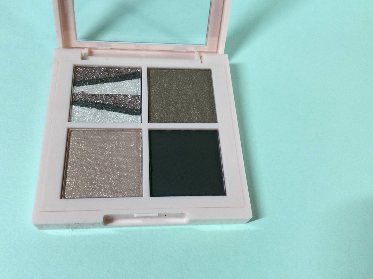 レブロン ダズル アイシャドウ クアッド/REVLON/アイシャドウパレットを使ったクチコミ(2枚目)