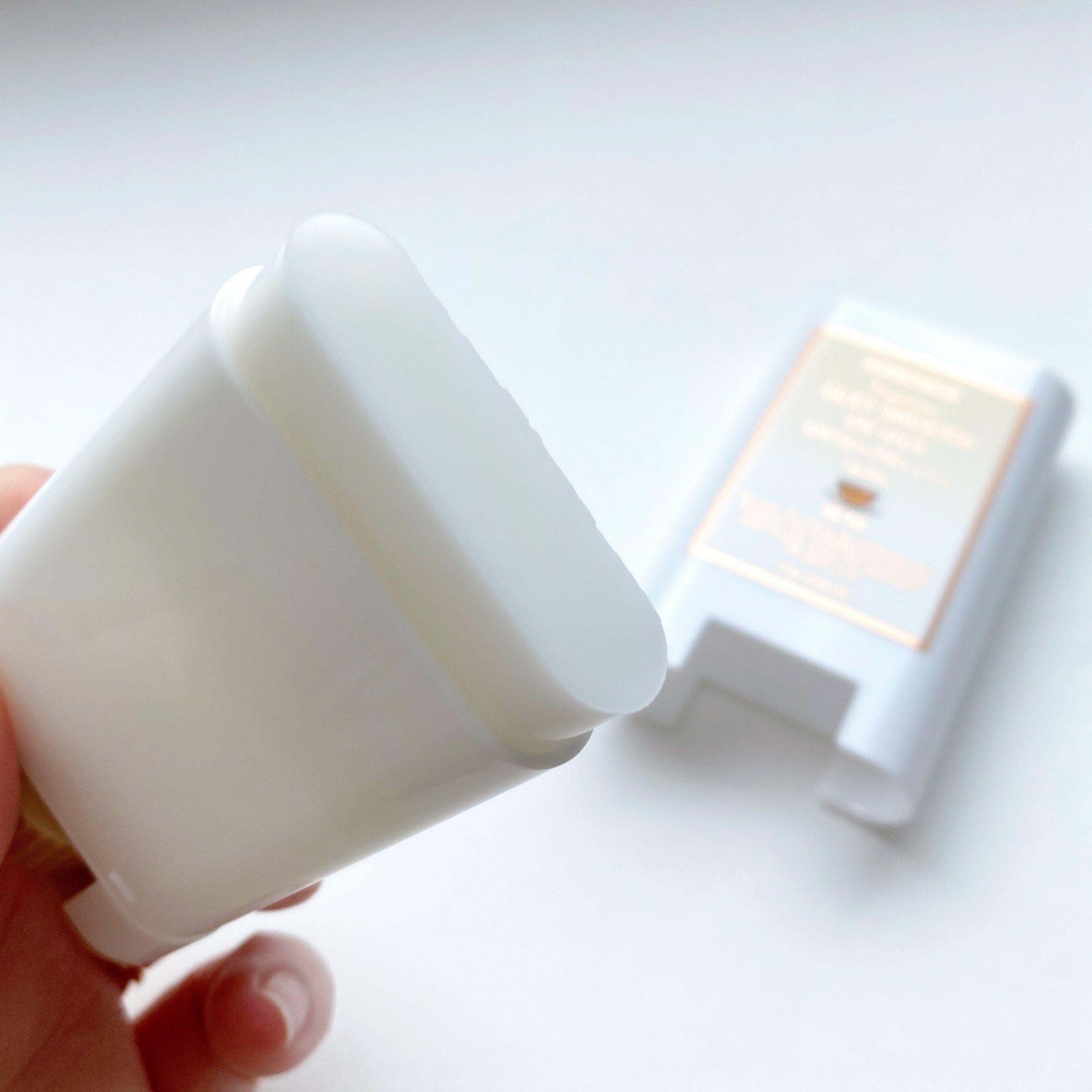 フレグランス シルキー スムース UVスティック アイスティー/フェルナンダ/日焼け止めスティックを使ったクチコミ（2枚目）