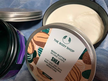 ボディーショップのSHEA(o^^o)

10代から何度もリピしているBODY SHOPのボディークリーム。

隣の写真は手持ちの
ウェルネス　バーミィボディクリーム
ラベンダー&ベチバーです
瓶の底の溝までしっかりこそいで使いました。笑

モニターのご縁をいただき、この度はシアです。
おかえり、シアちゃま。

はー最高...
ひとぬりでいい香り。
なぜか、パッケージを開けて嗅ぐ香りよりも
塗った方がいい香りに感じるんです...

ミストで保湿した後、シアをたっぷり。
いい香りー。
手のひらで温めて溶かしながら、
そしてマッサージしながらしっかり塗ります。

FOR VERY DRY SKIN の文字通り、しっとり。

毎日お風呂に入るので
96時間保湿がもつかは分かりませんが...
翌朝もしっとり。カサカサしない。
最高。

添加物のカラメルと黄4も含まれていますが、
クリーム自体ほとんどオフホワイトなので
ごくごくごく微量なんだろうなと解釈しています。
ちなみにベチバーには色の添加物入ってないみたいでした。

香り、使い心地、しっとり感、文句なし(o^^o)
無くなったらまた必ずリピしますの画像 その0