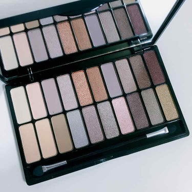 Freedom Makeup london MAGIC PRO DECADENCE 20 EYESHADOW PALETTE MAKEUP REVOLUTION