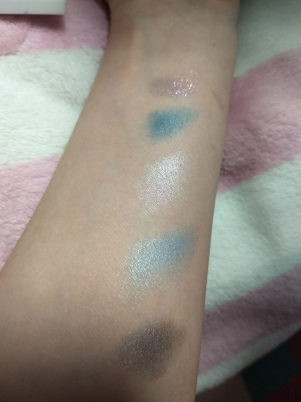 プリズム パウダーアイカラー/リンメル ロンドン/単色アイシャドウを使ったクチコミ（2枚目）