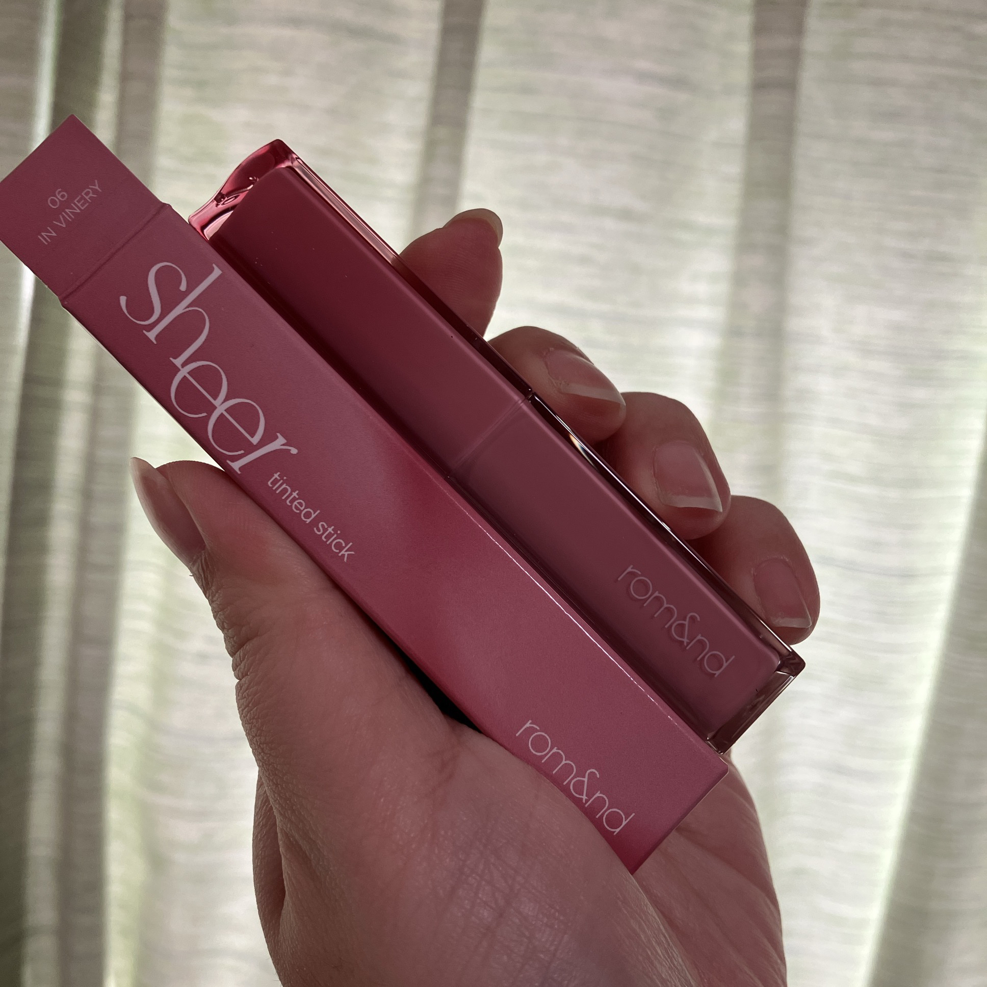 シアーティンテッドスティック 06 インバイナリー(IN VINERY)/rom&nd/口紅を使ったクチコミ（1枚目）