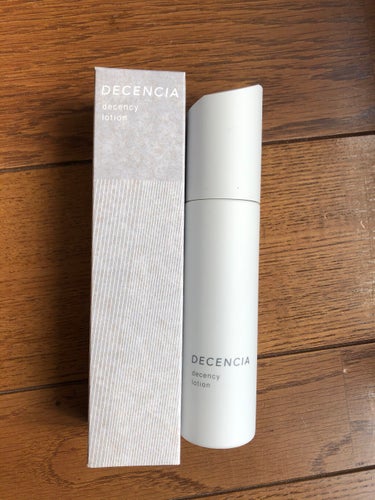 DECENCIA ディセンシー ローション
DECENCIA
ディセンシー ローション
125ml・10,000円

うるおいを瞬時に引きこみ、みずみずしいハリ肌へ導くという敏感肌用化粧水です。
まず見