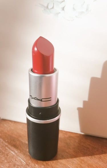 MAC　リップスティック　チリ

発色最高なオレンジレッドのマットなリップ。

バリバリ乾く。飲食ですごい落ちる。こするだけで落ちる。

上からRMKのグリーンのグロス乗せるときれい。