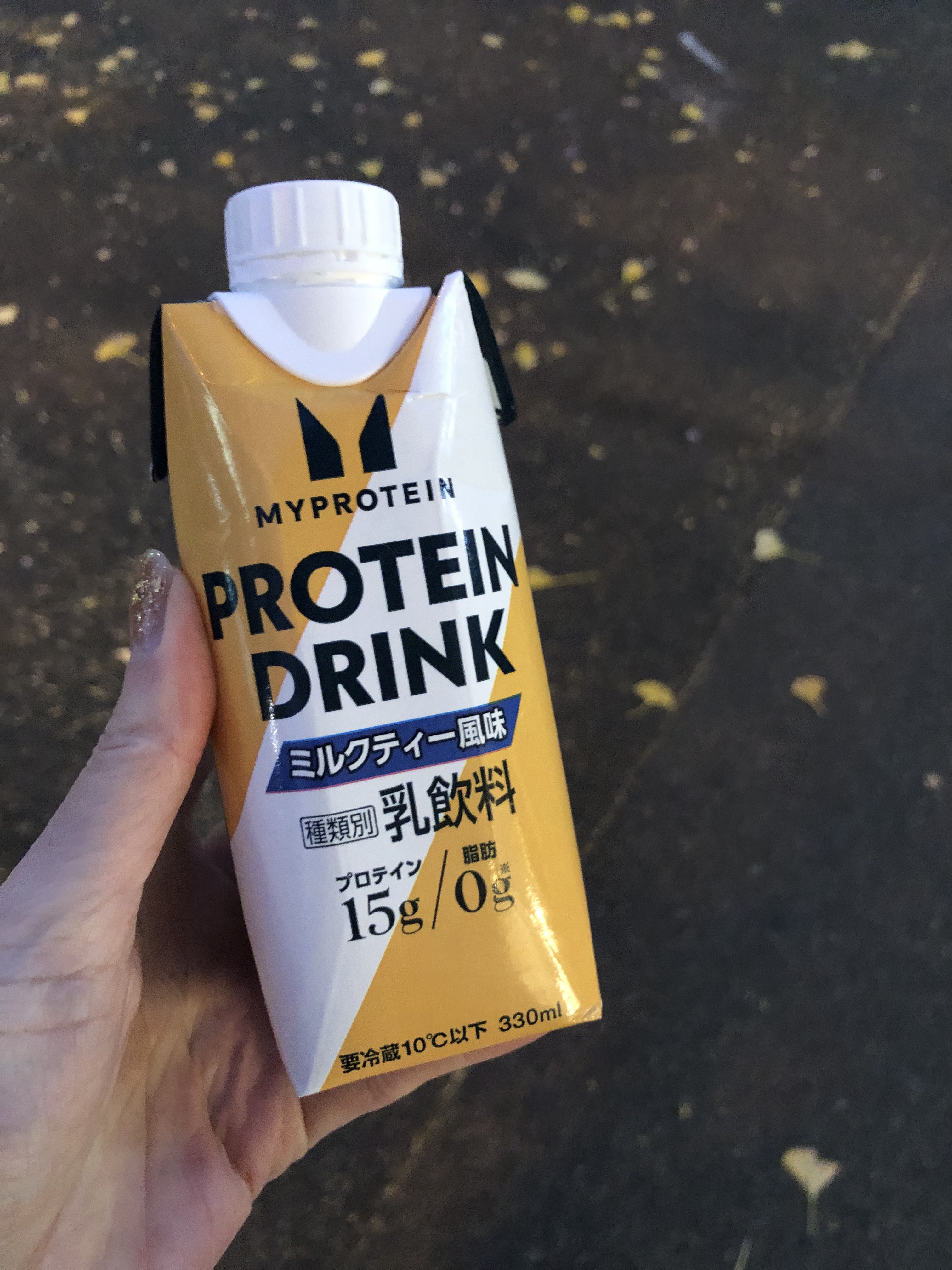 ファミリーマート専売のプロテインドリンク

うーん🧐
たしかにミルクティー味だけど
ちょっとプロテイン感強すぎて飲みづらいかな

他に美味しいコンビニプロテインいっぱいあるから
リピは無いな〜

キャップがついているのは助かる