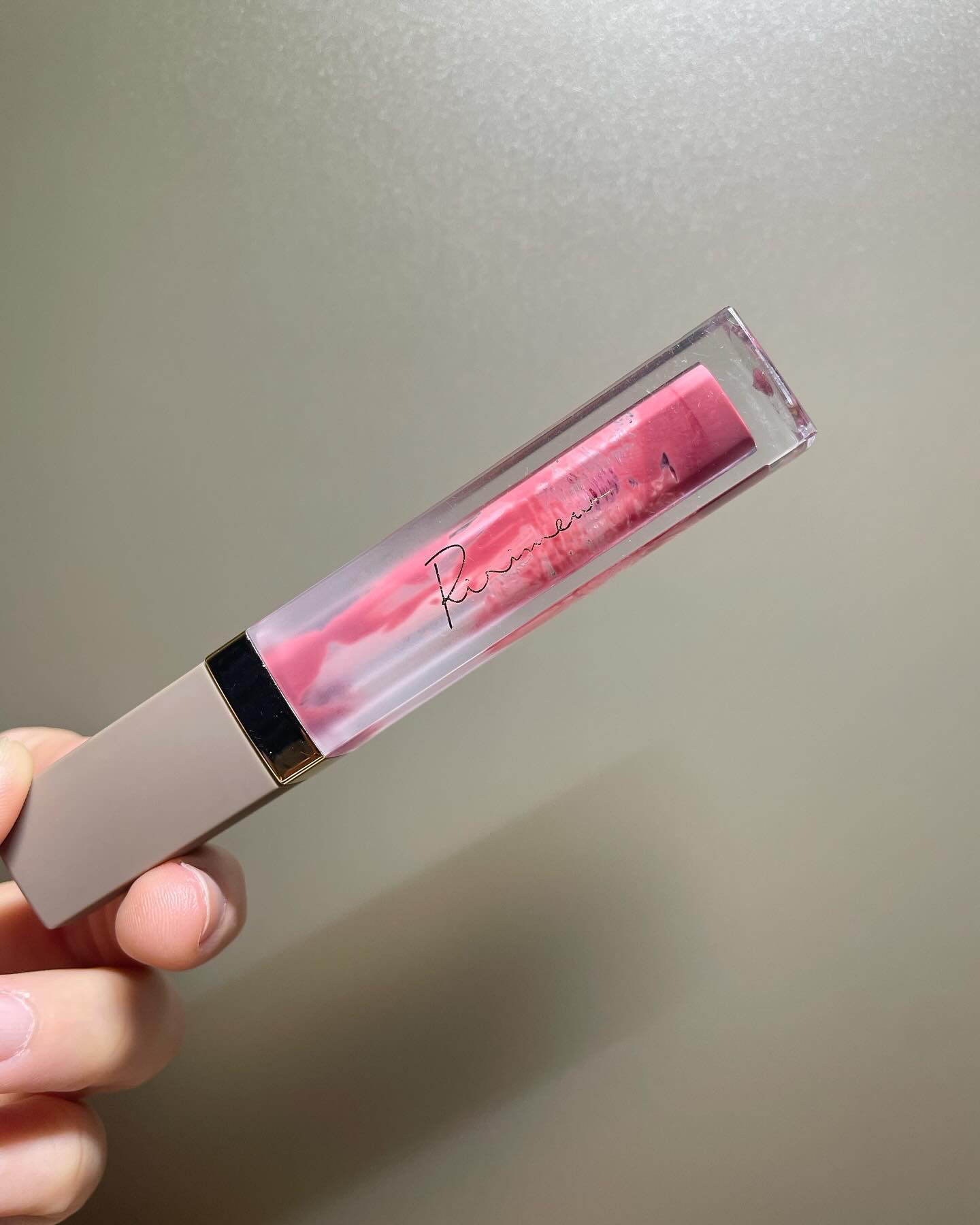 #使い切りコスメ #PR
リリミュウ ミューテッドシアーティント
02 ピンクフォンデュ

モニターでいただいた商品です。
ニュートラル寄りのカラーで血色感が出る🌷
子供顔の私にとって発色は濃いめな気はしたけど
質感・色持ちは良くて、お仕