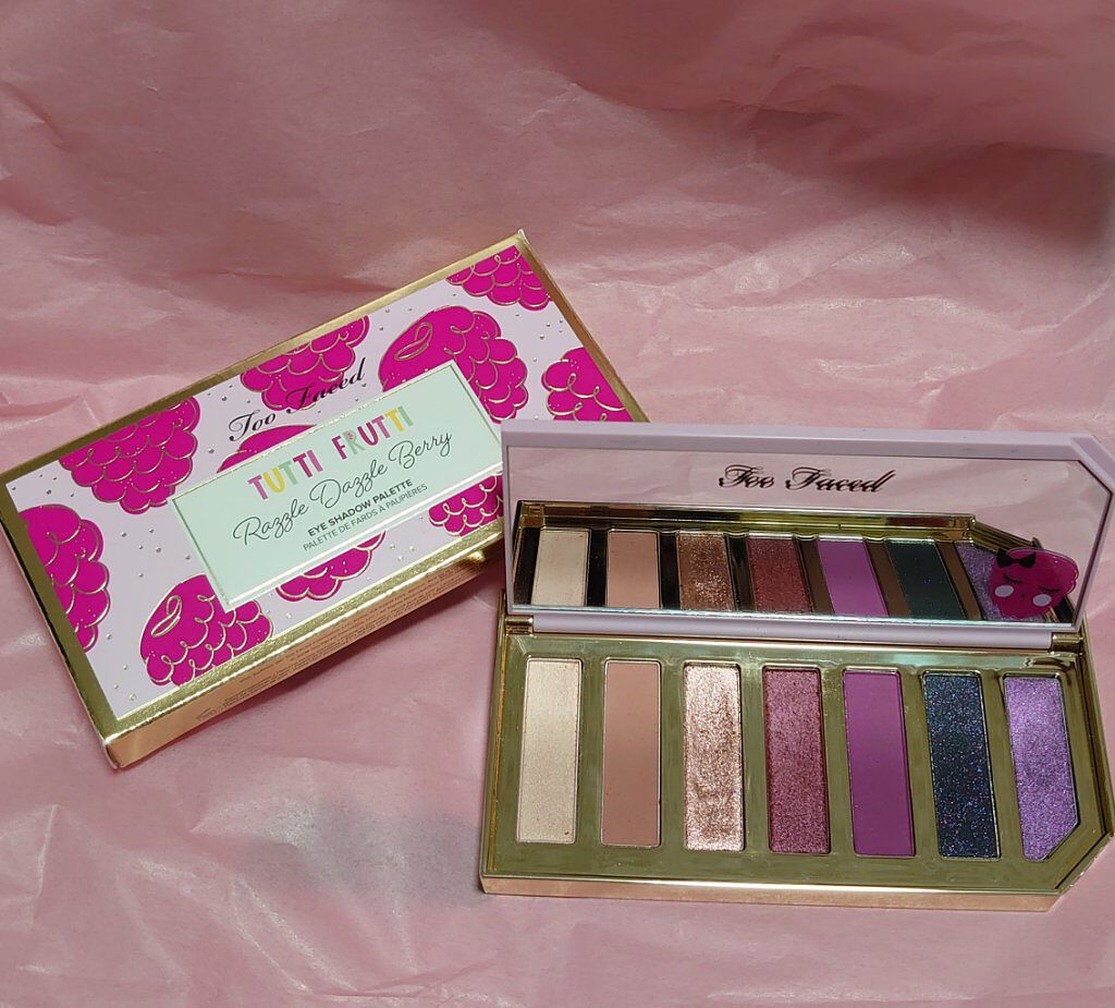 Too Faced ラズル ダズル ベリー アイシャドウ パレットのクチコミ「こんばんは☺️💖💖💖
今日はToo Facedのラズル ダズル ベリー アイシャドウ パレット.....」（1枚目）