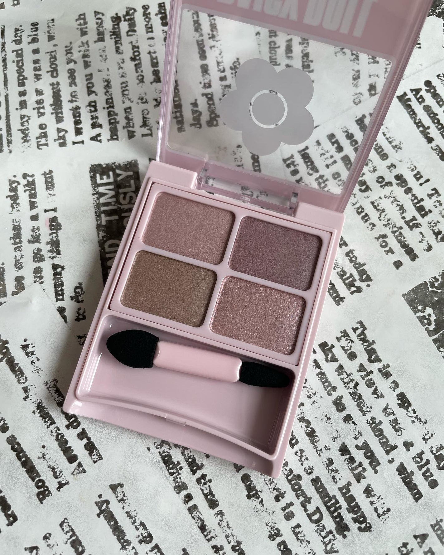 デイジードール アイカラー パレット/DAISY DOLL by MARY QUANT/アイシャドウパレットを使ったクチコミ(1枚目)