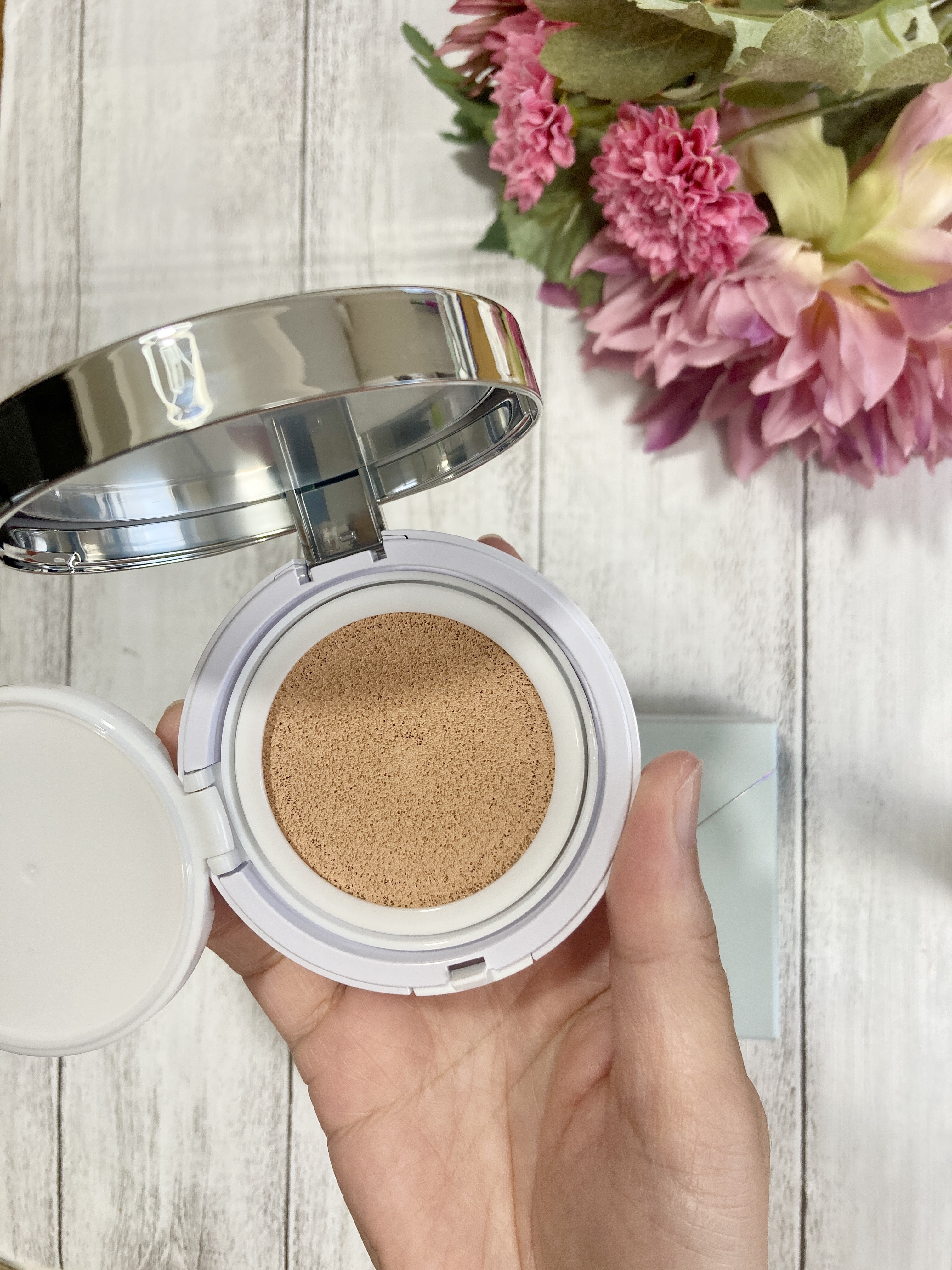 【orin Glow High Cover Cushion】

優れたカバー力と密着力が肌悩みをカバー*1
美容液成分*2をそのままいれたマイルドな使用感のクッションファンデーション。

*1メーキャップ効果によるもの *2コハク酸、ツボク