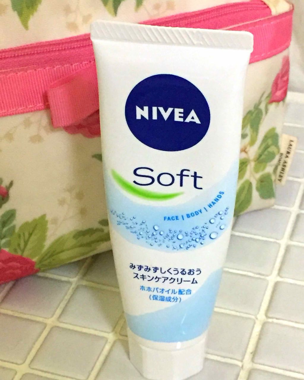 なんだかんだで好きなクリーム。


みなさまご存知
ニベアソフトです☺️💕


わたしはこちらの
チューブ・タイプをポーチに入れて、
ハンド・クリームとして
使っています！


ベタベタしないので
すぐに何かに触れても
わりと大丈夫です＾