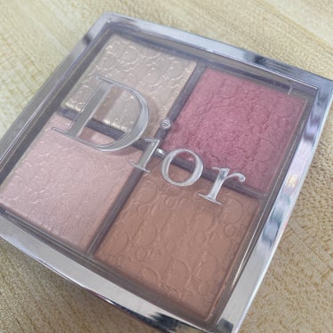 【使った商品】Dior バックステージ フェイス グロウ パレット 004 ローズ ゴールド
【商品の特徴】4種類の色味でハイライト、チークにもなる
【使用感】かなりキラキラする感じ
【良いところ】万人