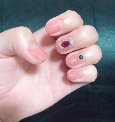 100円ネイルでセルフネイル💅

いつもはアルミホイルにトップコートと使いたい色のネイルを垂らして薄めて使ってたのですが、今回はダイソーのネイルをダイソーのベースコートに混ぜて薄いネイルを創作しました。